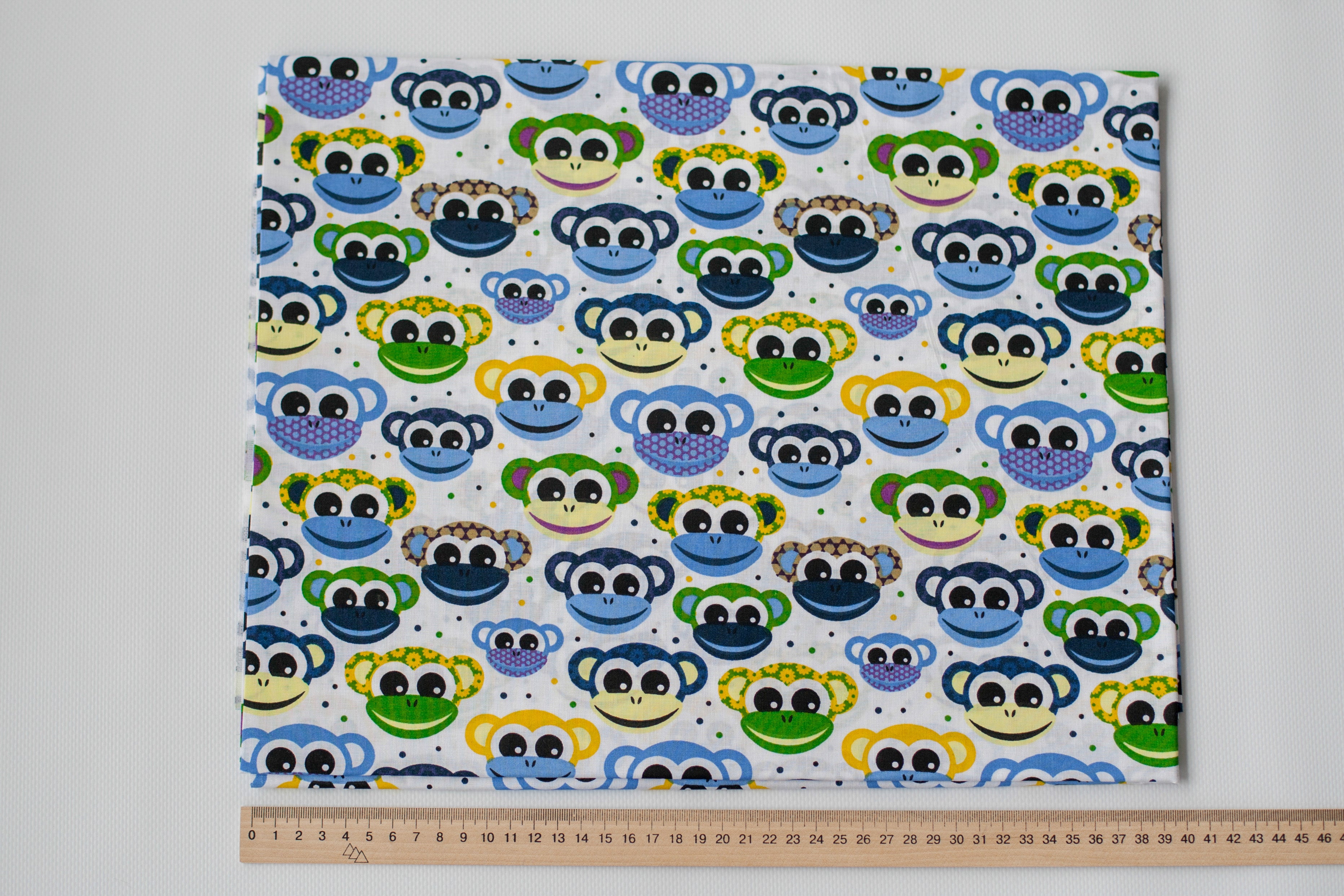 Regular Cotton Fabric - Ulybayushchyesya Monkeys On White