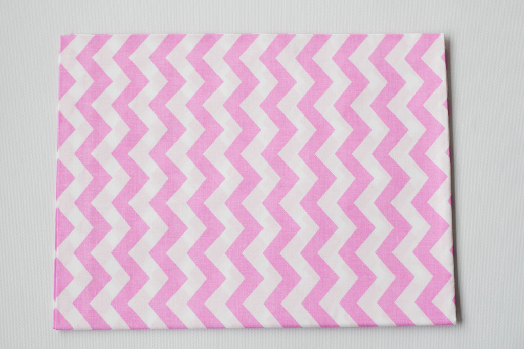 Regular Cotton Fabric - Pink Zigzags On White