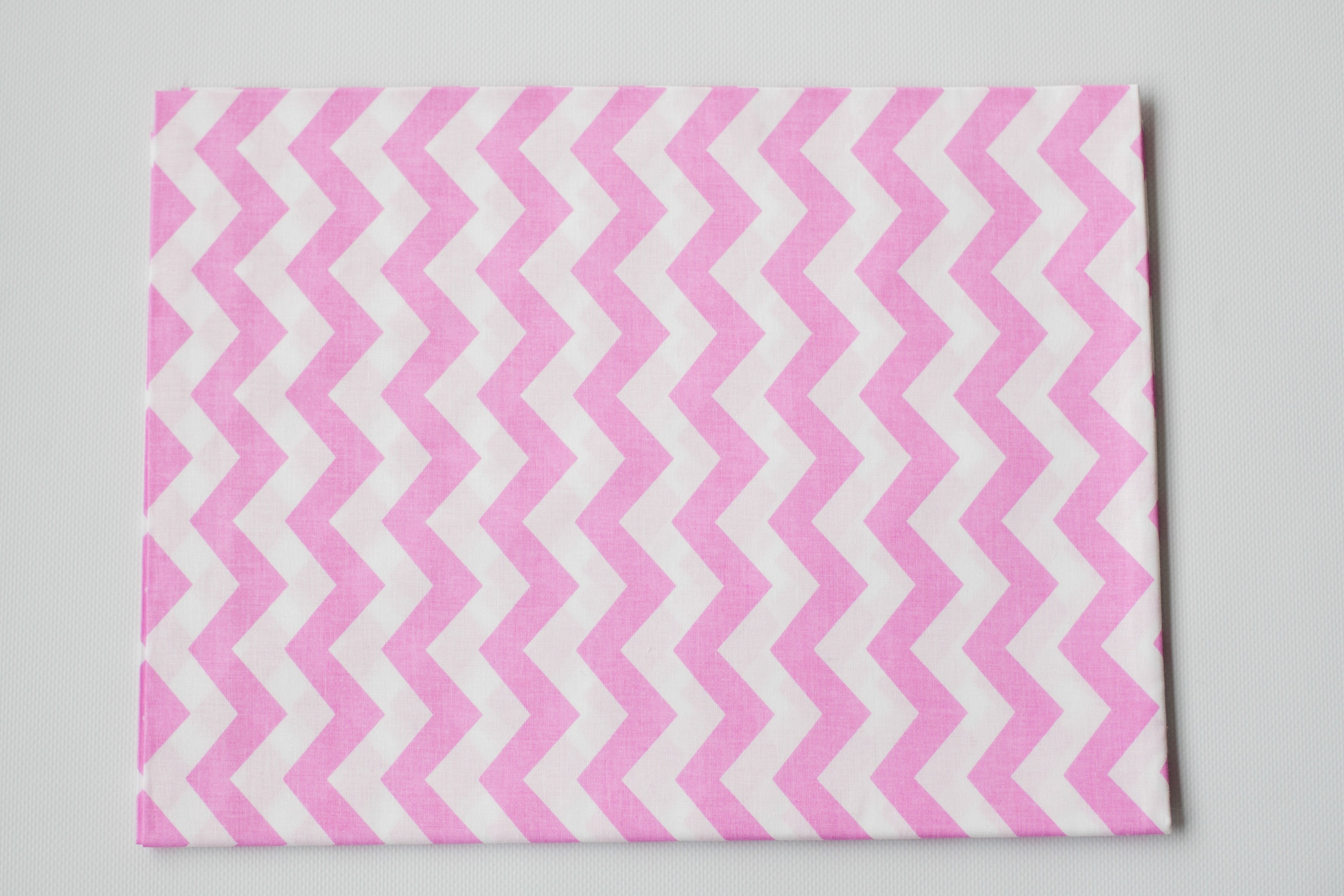 Regular Cotton Fabric - Pink Zigzags On White