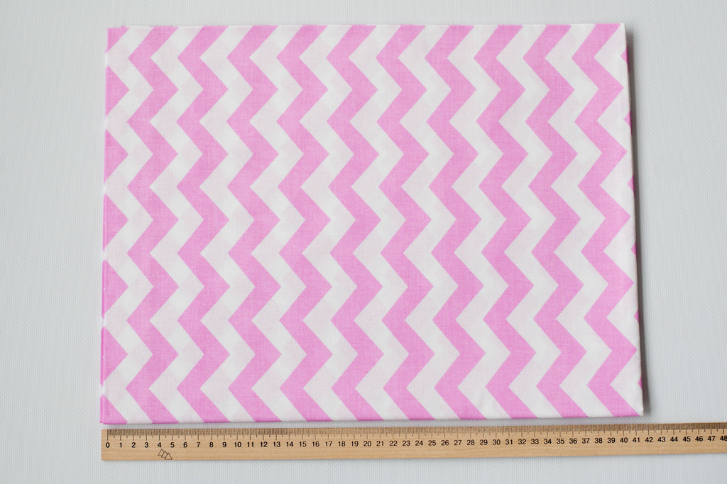 Regular Cotton Fabric - Pink Zigzags On White