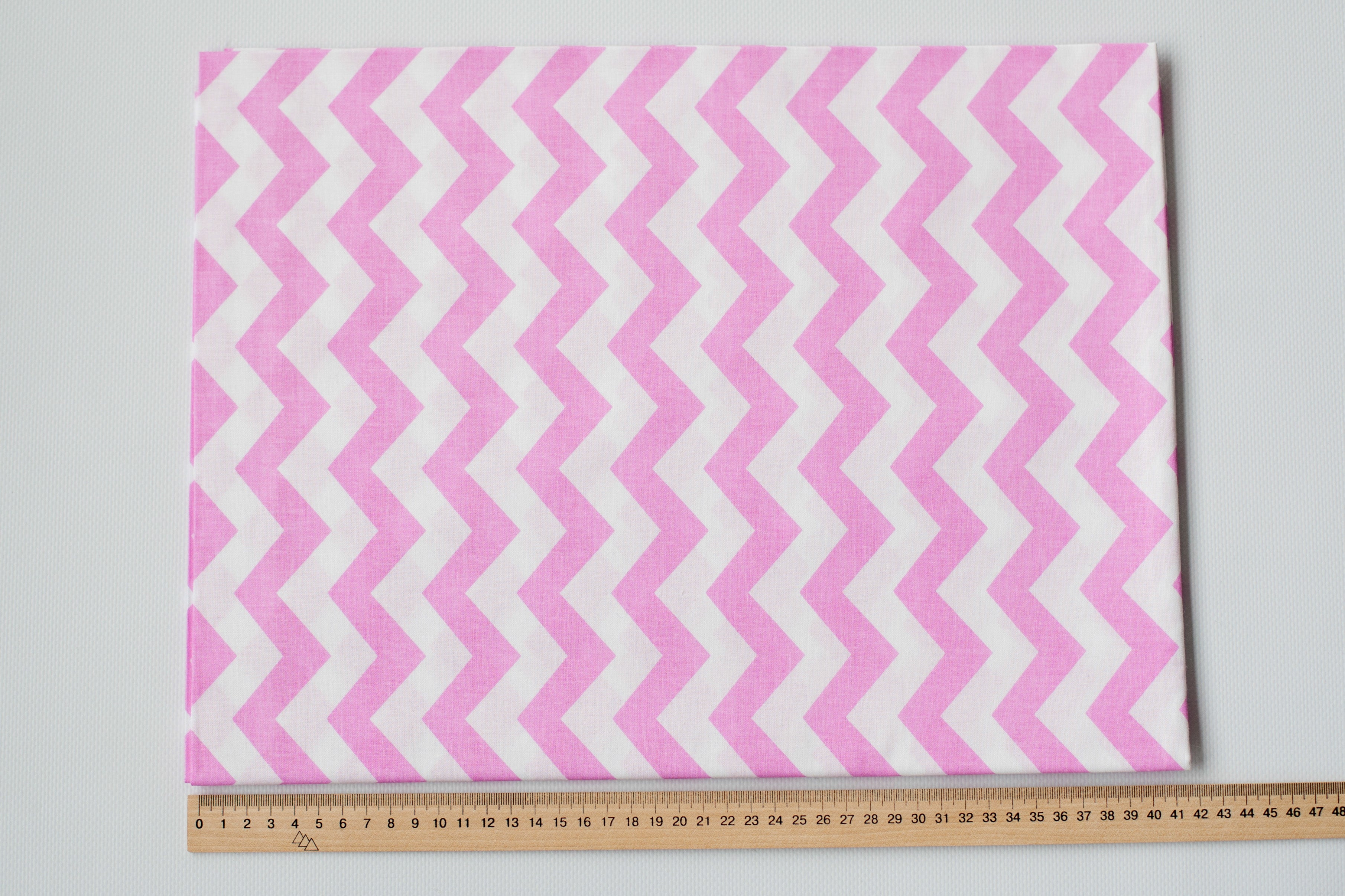 Regular Cotton Fabric - Pink Zigzags On White