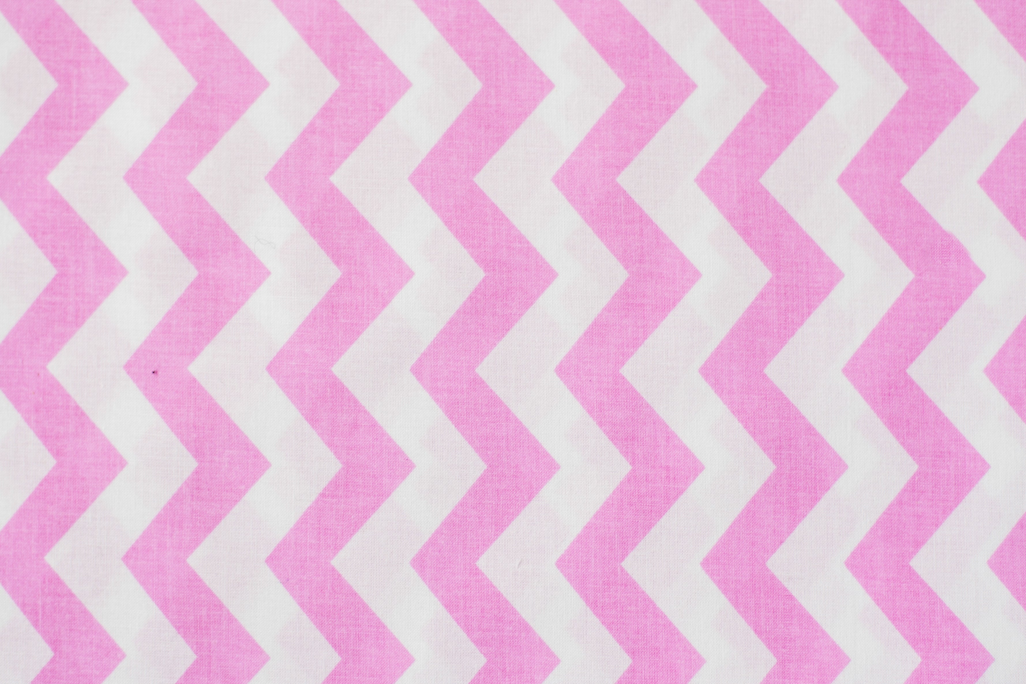 Regular Cotton Fabric - Pink Zigzags On White