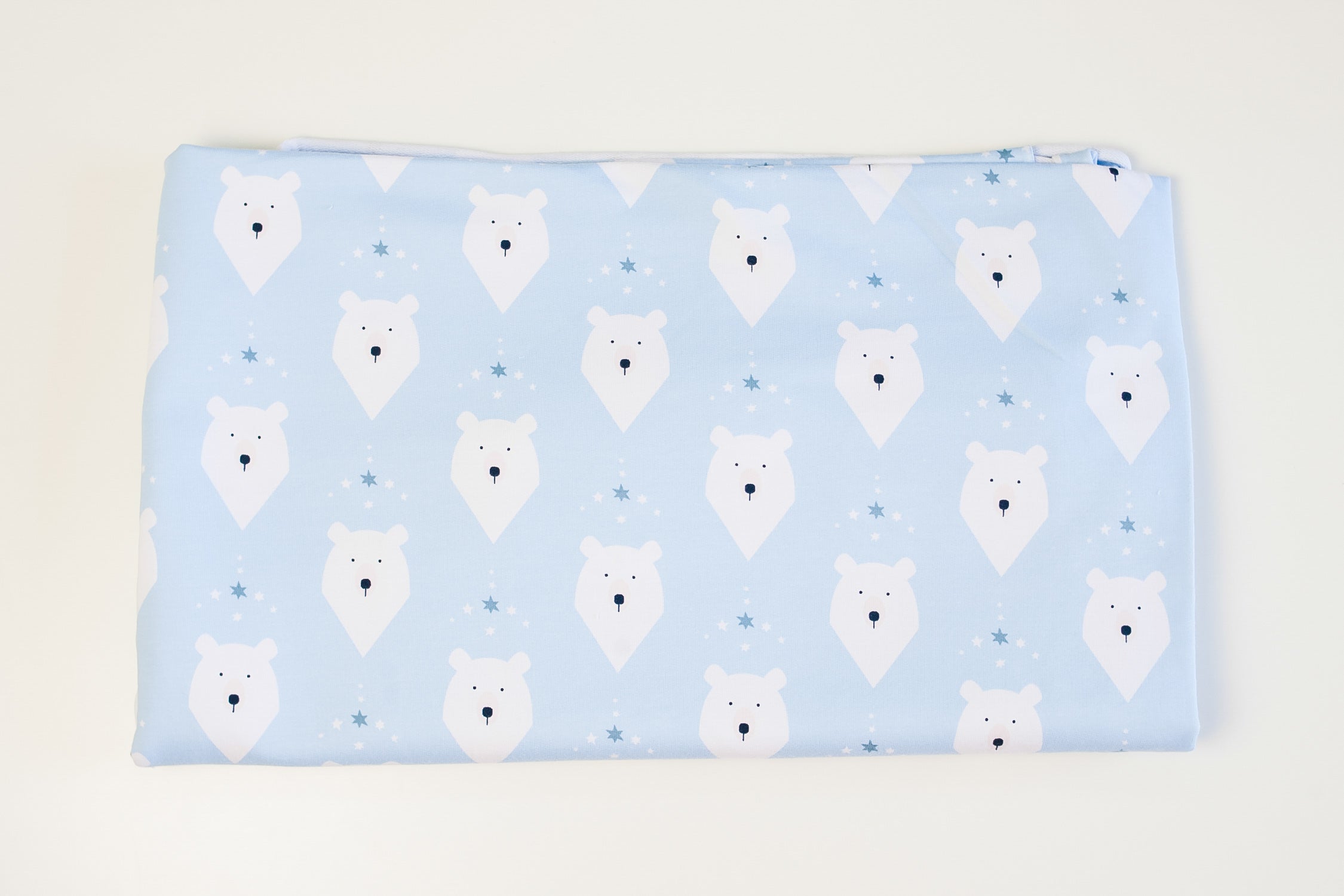 Two-thread mouse on blue