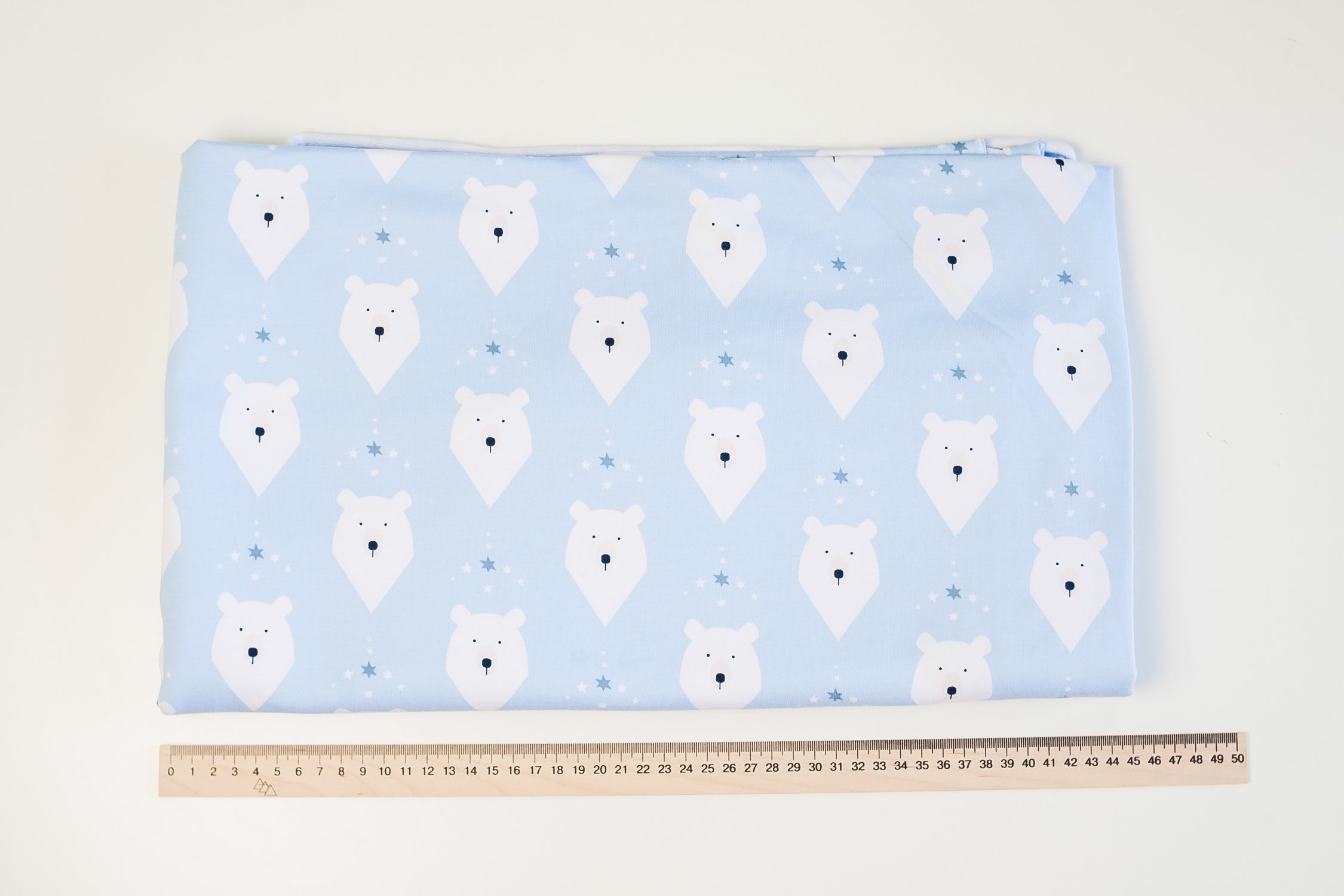 Two-thread mouse on blue
