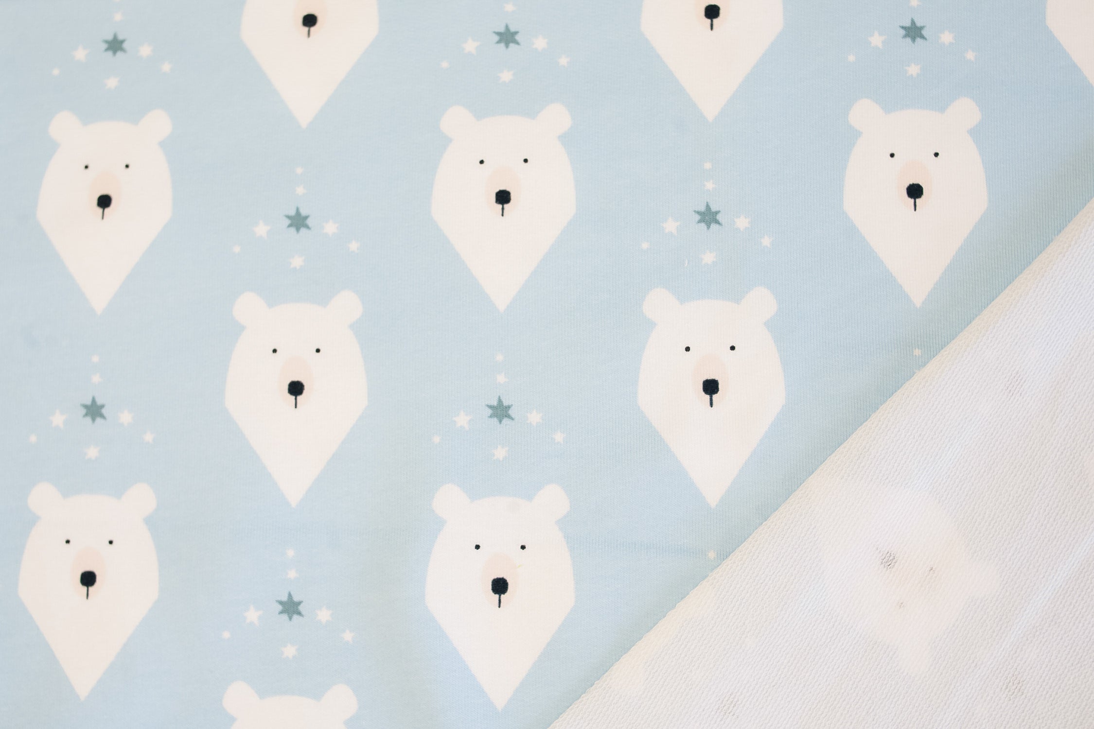 Two-thread mouse on blue