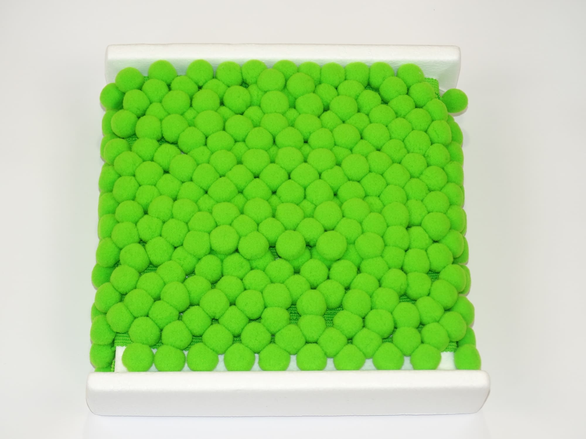 Ribbon with large pompoms 20 mm Salad